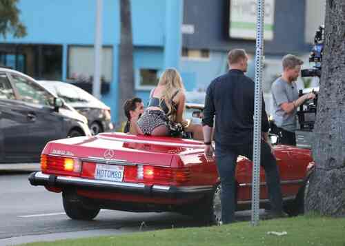 d2d77561a8d35f997e4d22b015d23990ca342240541eabe7227478e3adb12d6d thumbnail